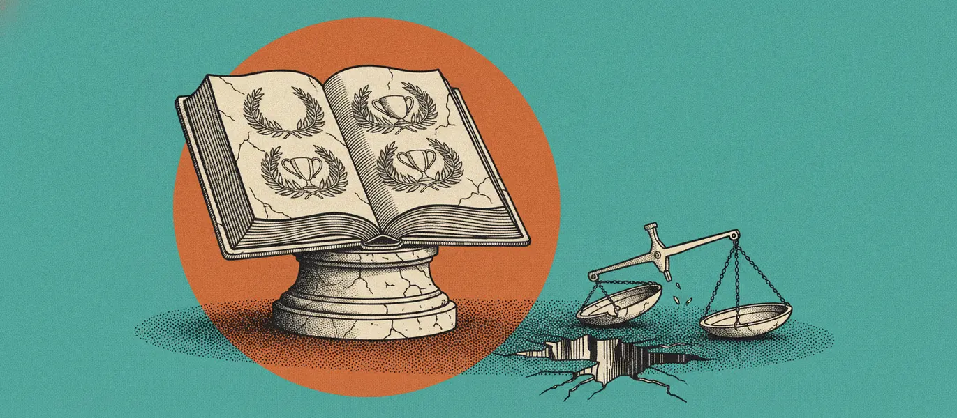 Livro de mármore com troféus sobre pedestal iluminado ao lado de uma balança de pedra quebrada e inclinada no chão escuro