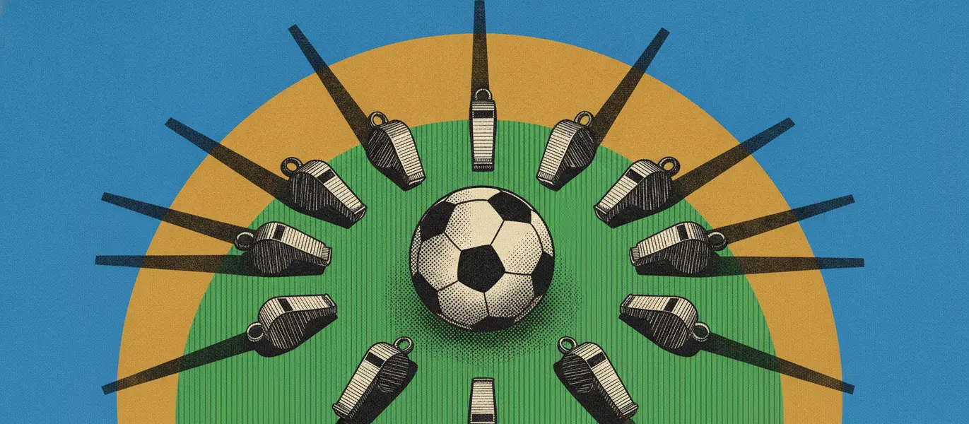 Bola de futebol com manchas escuras no centro do campo, cercada por apitos virados de costas para ela