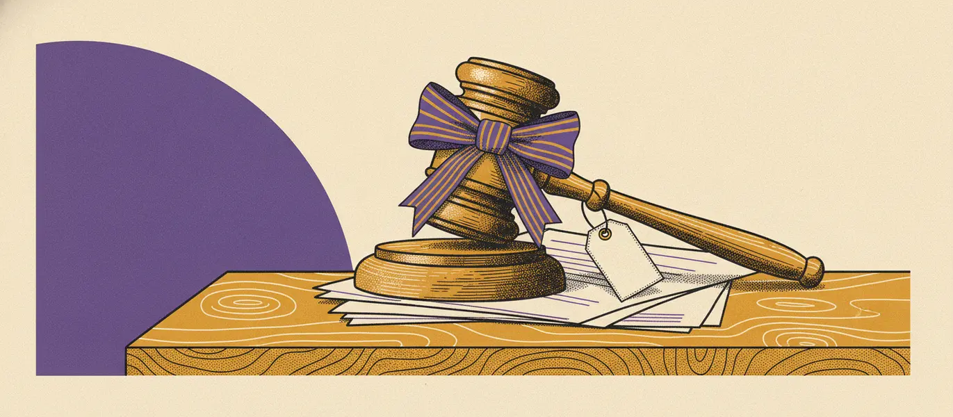 Martelo de juiz embrulhado com laço de fita de campanha sobre documentos judiciais em uma mesa de leilão com etiqueta de preço