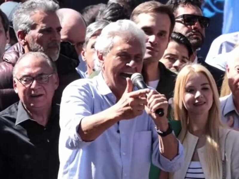 Ronaldo Caiado e Gilberto Kassab posam juntos durante evento de oficialização da candidatura à Presidência da República