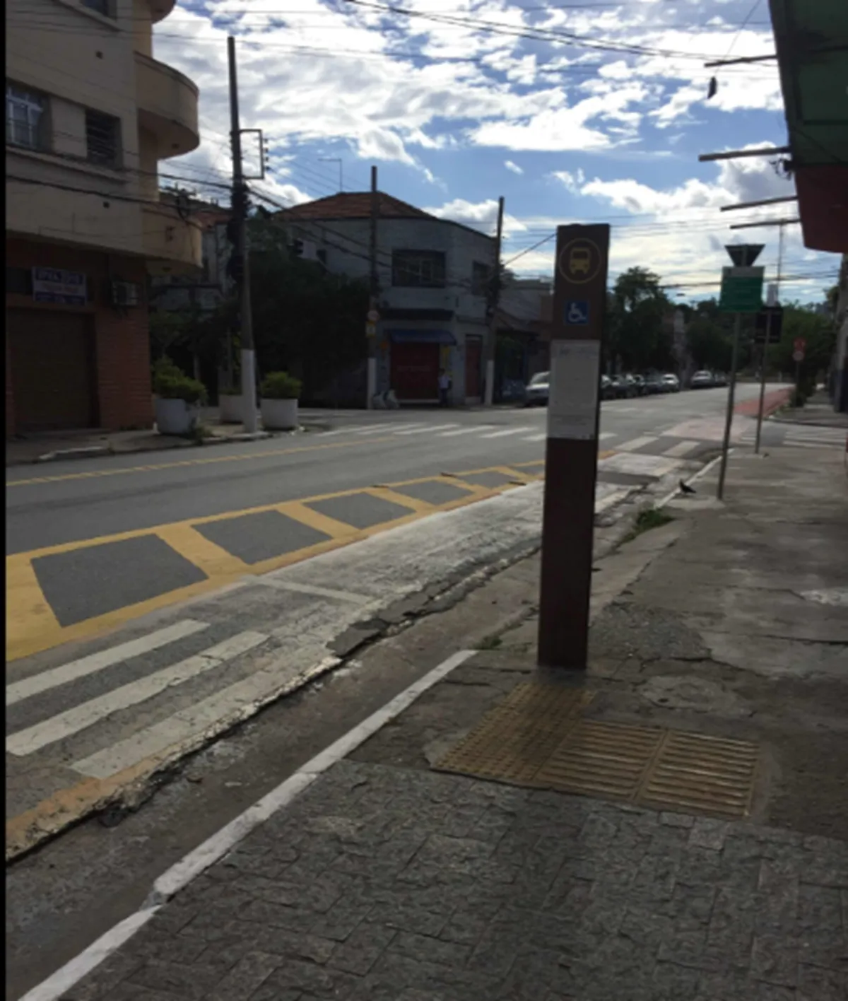 Rua do Bosque, na Barra Funda, São Paulo, onde o jovem coletor de lixo Diego Rafael da Silva, de 19 anos, foi atropelado e morto por motorista embriagado conduzindo uma Land Rover durante o turno de trabalho noturno.