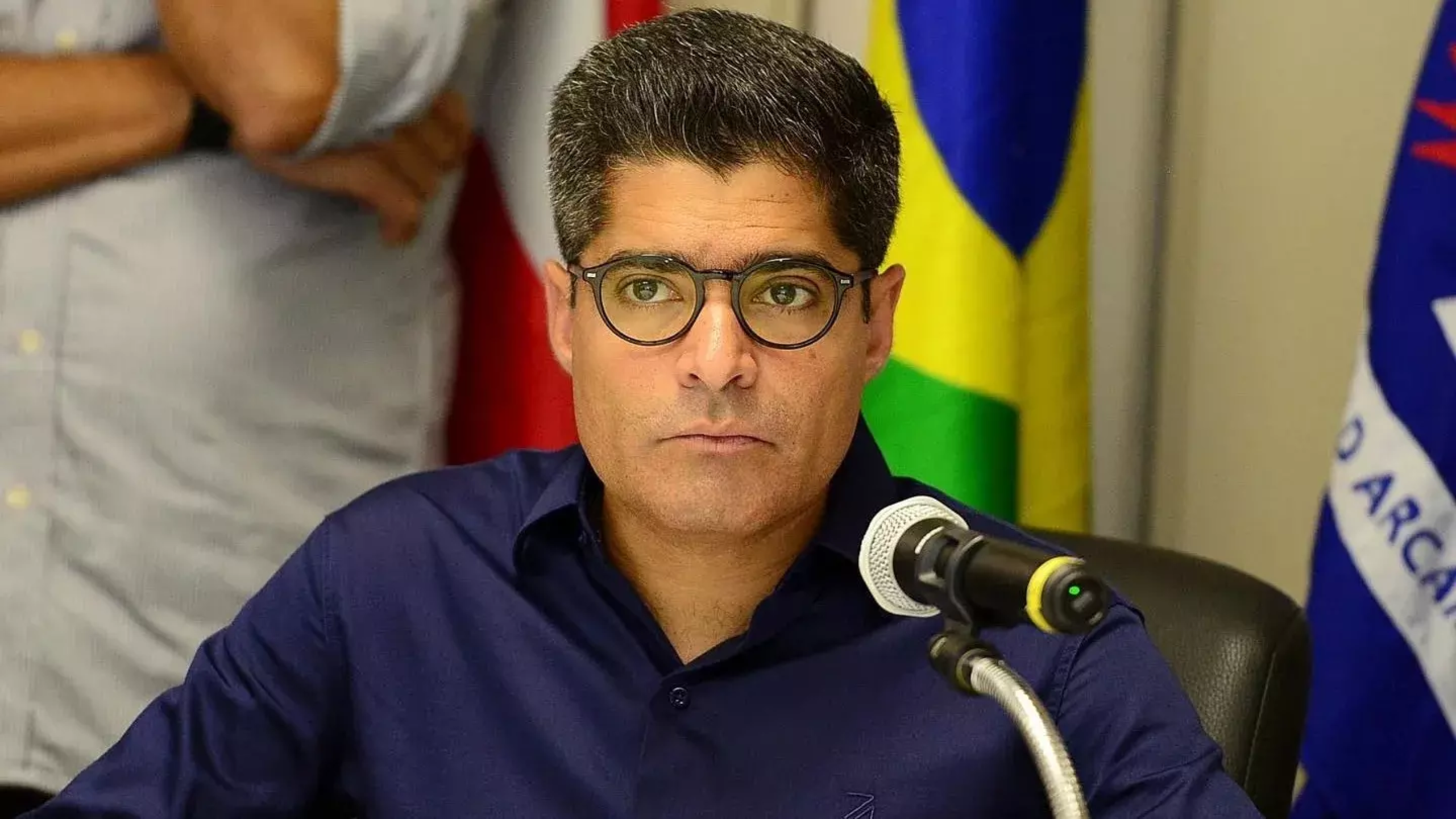 Ilustração representando documentos judiciais e o símbolo da Polícia Federal ao lado da fachada do Supremo Tribunal Federal, em referência ao pedido de busca e apreensão negado contra ACM Neto