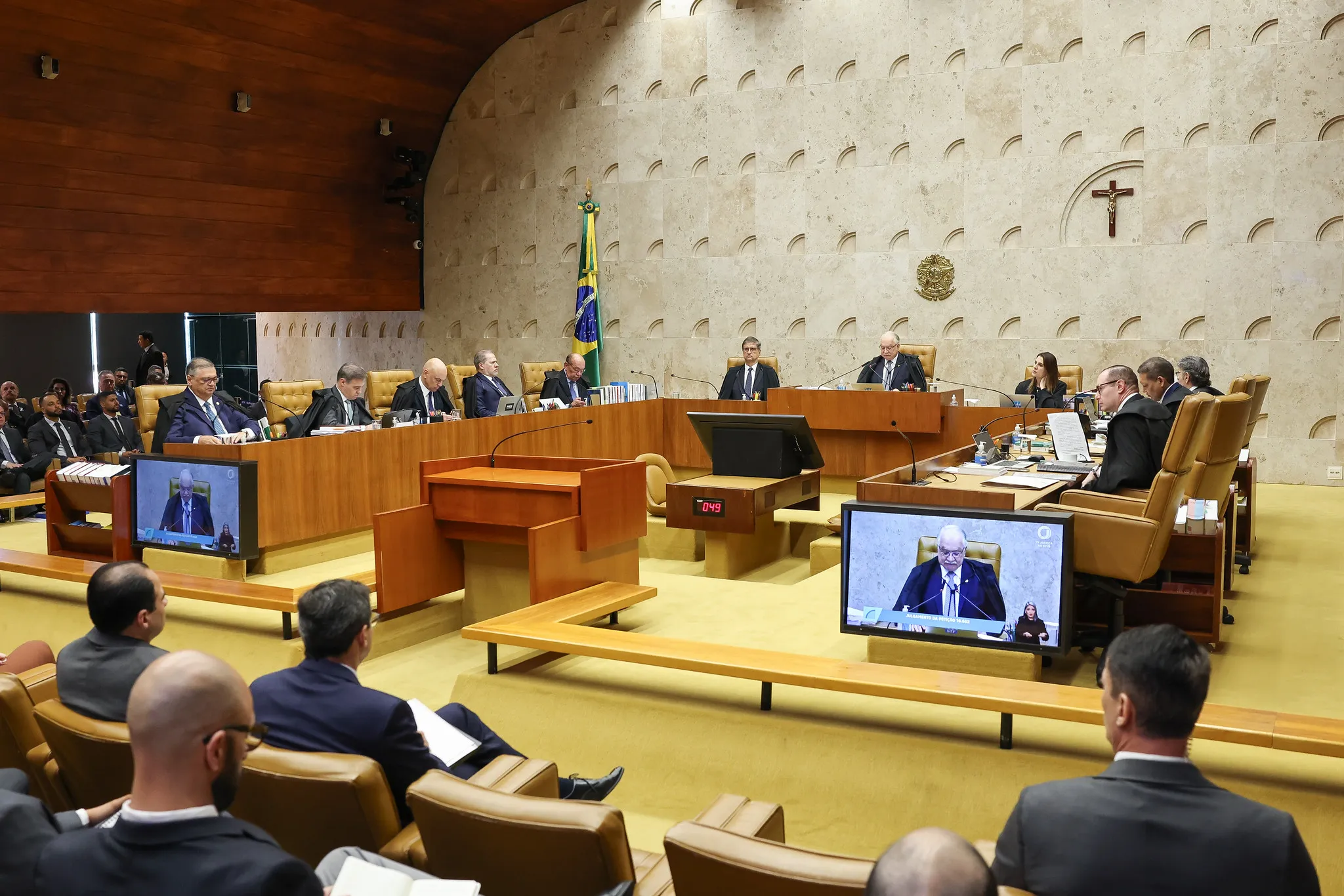 Ilustração representando o plenário do Supremo Tribunal Federal com destaque para a tensão entre ministros em contexto eleitoral