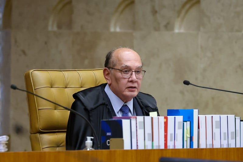 Ilustração representando a fachada do Supremo Tribunal Federal com símbolo de banco ao fundo, aludindo ao encontro entre o banqueiro Daniel Vorcaro e o ministro Gilmar Mendes