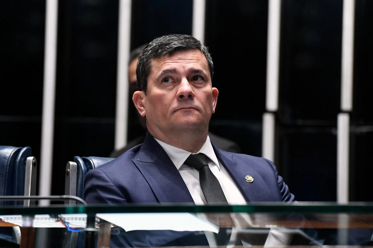 Ilustração com mapa do estado do Paraná em destaque, gráfico de barras mostrando intenções de voto com Sergio Moro em primeiro lugar com larga vantagem sobre os demais candidatos