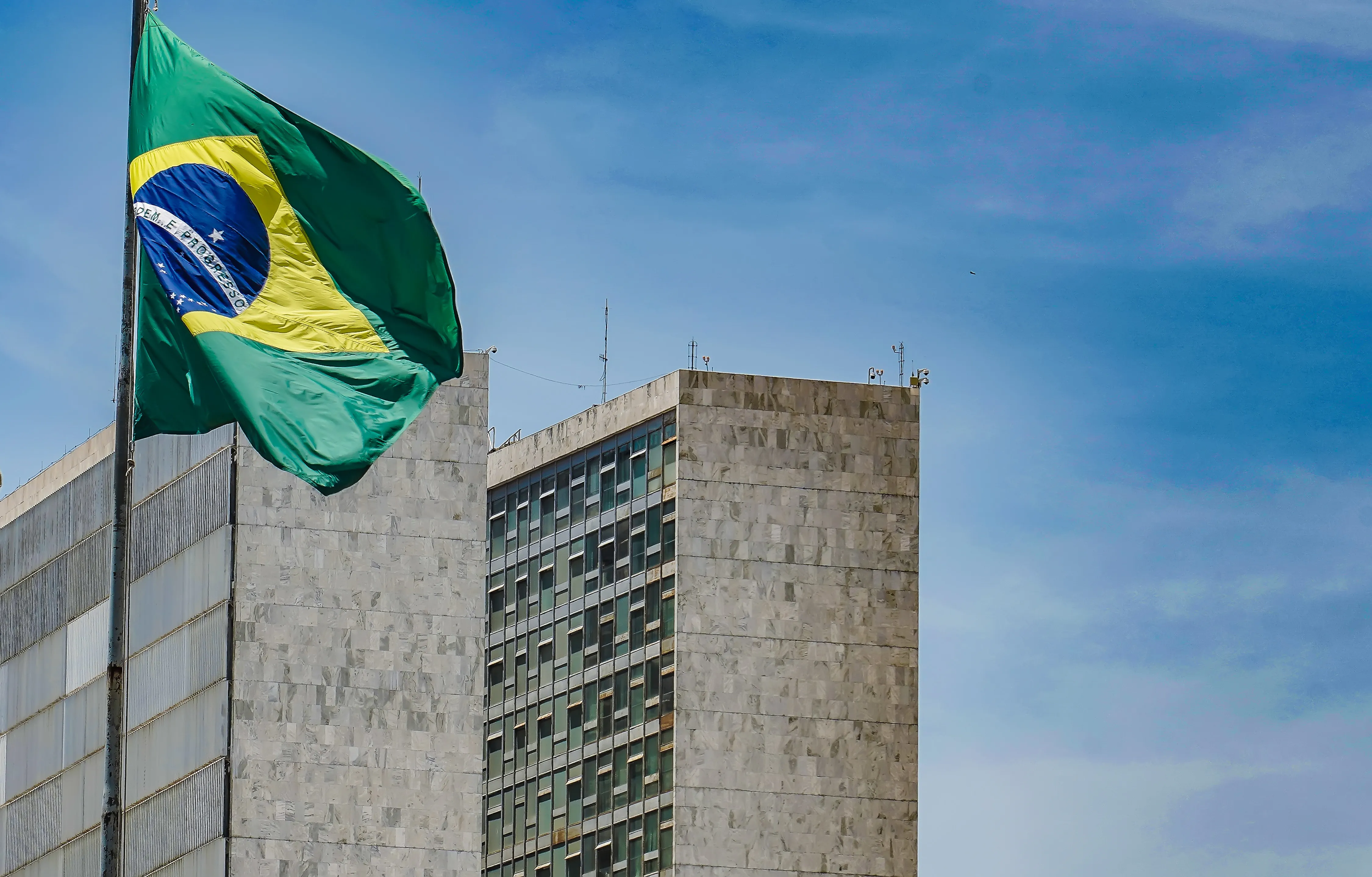 Ilustração representando dois caminhos divergentes com a bandeira do Brasil ao fundo, simbolizando a escolha eleitoral entre dois projetos de país