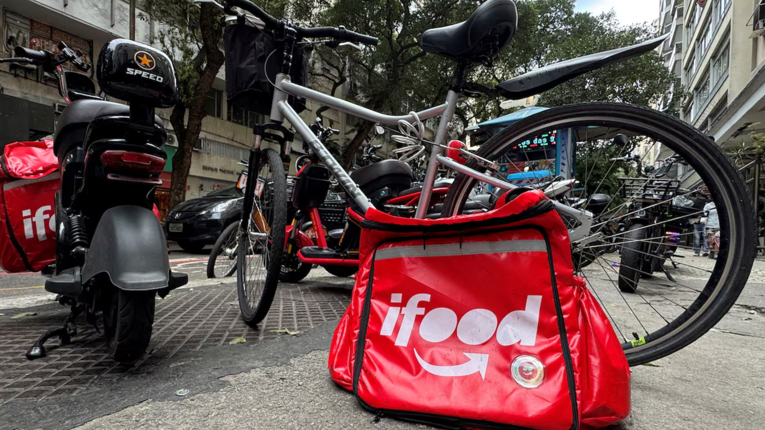 Imagem ilustrativa de dispositivos eletrônicos apreendidos por autoridades policiais em investigação sobre vazamento de dados corporativos sigilosos do iFood