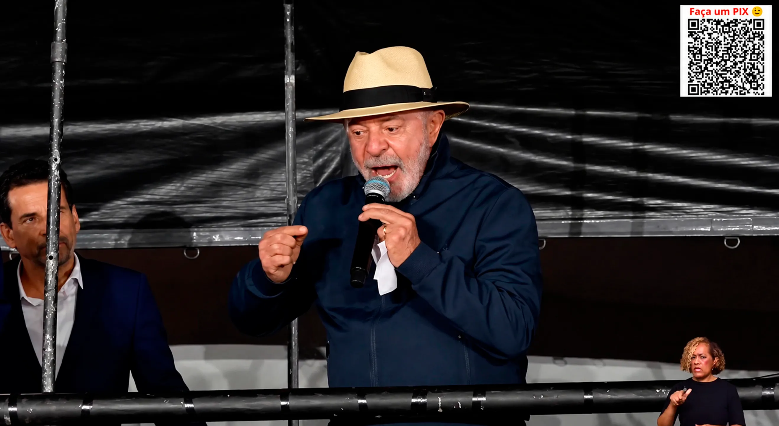 Presidente Lula discursa em palanque durante ato político em Guarulhos, São Paulo, criticando Flávio Bolsonaro e citando o esquema de fraude contra a Previdência Social