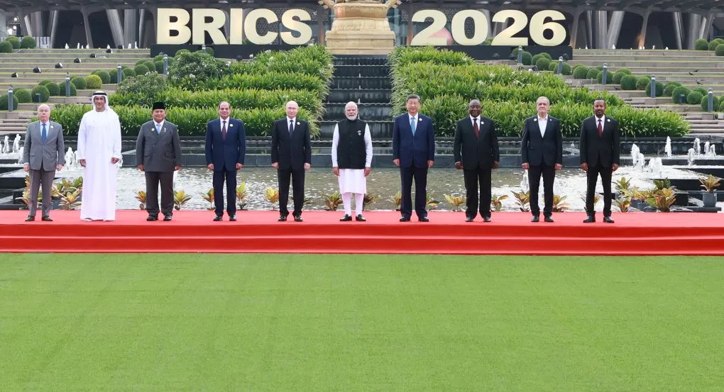 Líderes do BRICS reunidos em cúpula em Nova Délhi, com bandeiras dos países-membros ao fundo, simbolizando a busca por uma nova governança global multipolar