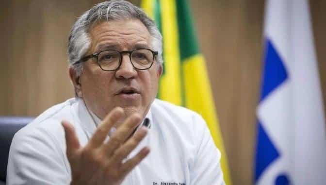 Alexandre Padilha, ministro da Saúde, em aparição pública com expressão séria, representando sua resposta judicial a acusações sem provas feitas por colunista nas redes sociais