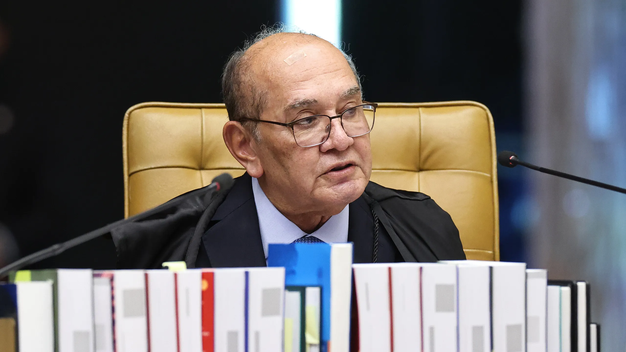 Ministro Gilmar Mendes do STF em tom de alerta sobre imparcialidade do TSE frente a riscos de inteligência artificial e interferência externa nas eleições brasileiras de 2026