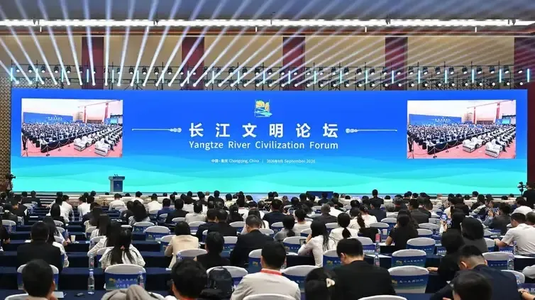 Representantes de diferentes países reunidos em fórum às margens do rio Yangtzé em Chongqing, China, durante debate sobre cooperação entre povos dos grandes rios do mundo