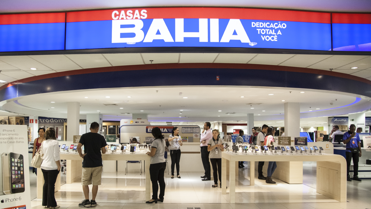 Fachada de loja da Casas Bahia com sobreposição de texto indicando denúncia de pagamento de propina de R$ 11,6 milhões em esquema de ICMS no estado de São Paulo