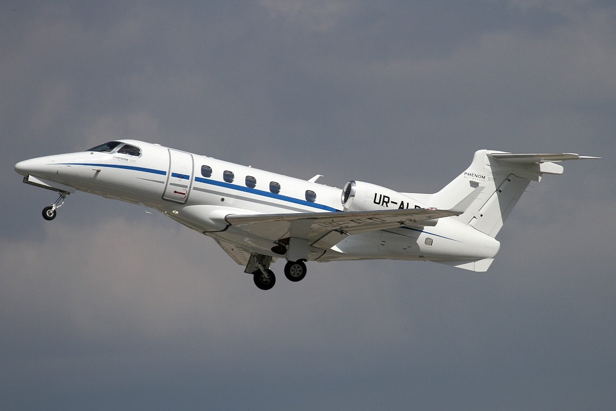 Aeronave Embraer Phenom 300 de matrícula PT-PVH, ligada ao grupo de Daniel Vorcaro, pousando no aeroporto de Angra dos Reis em 15 de fevereiro de 2026