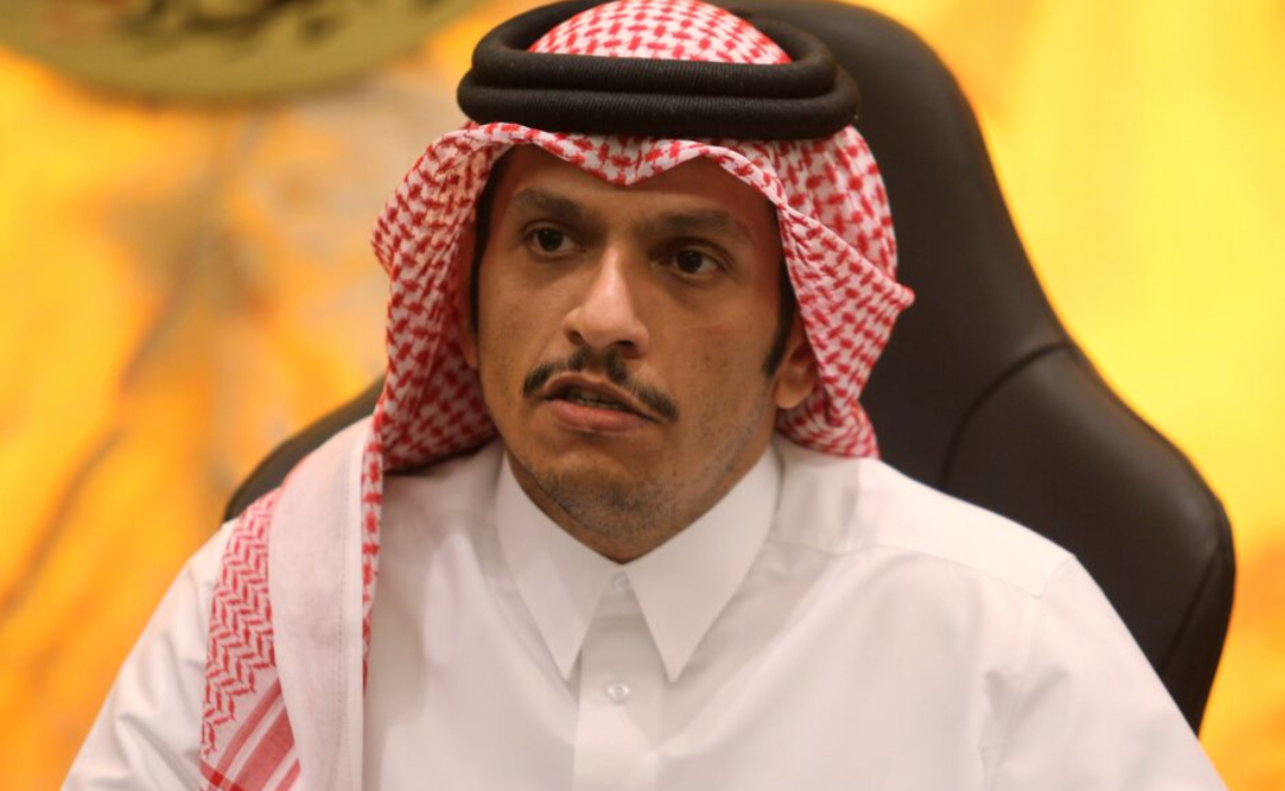 Primeiro-ministro do Catar, xeque Mohammed bin Abdulrahman, discursa em evento sobre soberania regional e impactos da guerra entre EUA, Israel e Irã