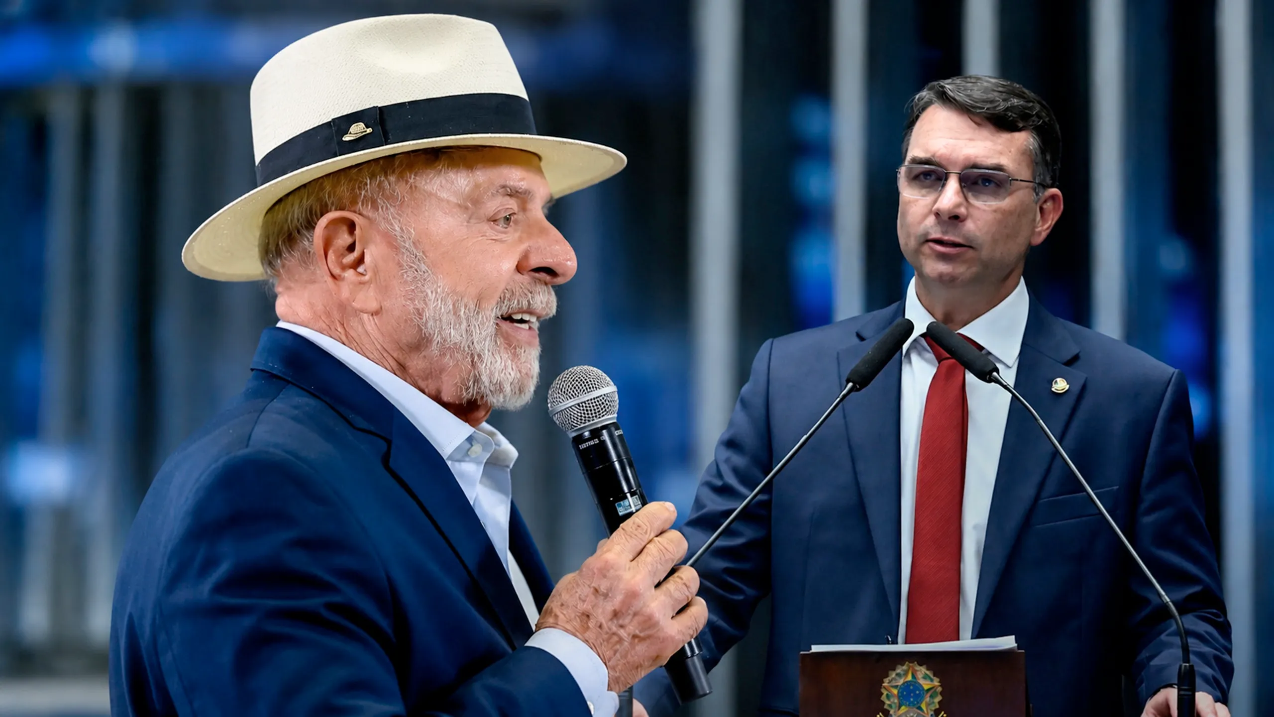Logotipo do Tribunal Superior Eleitoral ao fundo, com símbolos das campanhas de Lula e do PL em confronto digital, representando disputa jurídica por direito de resposta nas redes sociais