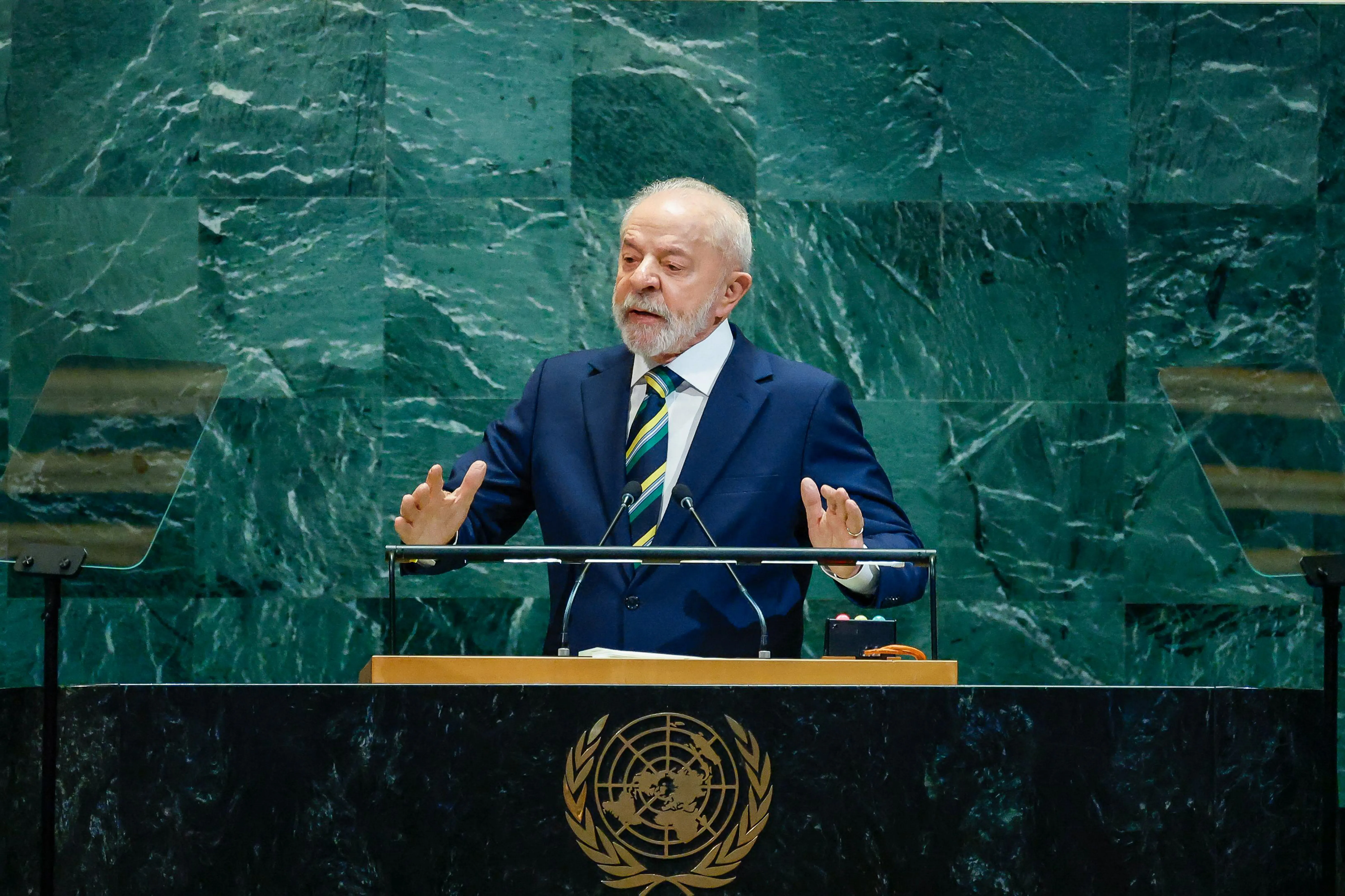 Presidente Lula discursa no púlpito da Assembleia Geral da ONU em Nova York, com bandeiras dos países-membros ao fundo