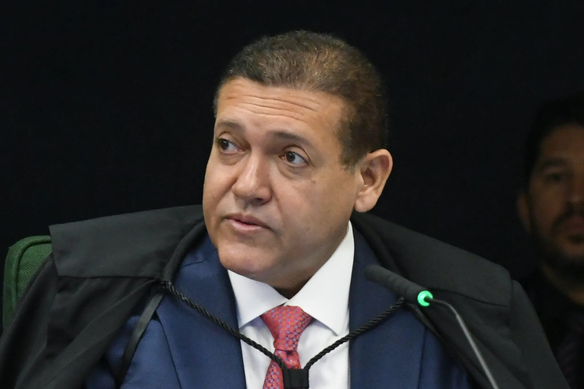 Ilustração representando a fachada do Supremo Tribunal Federal com símbolo de moeda e documentos ao fundo, aludindo ao contrato de R$ 427 milhões investigado pela Polícia Federal