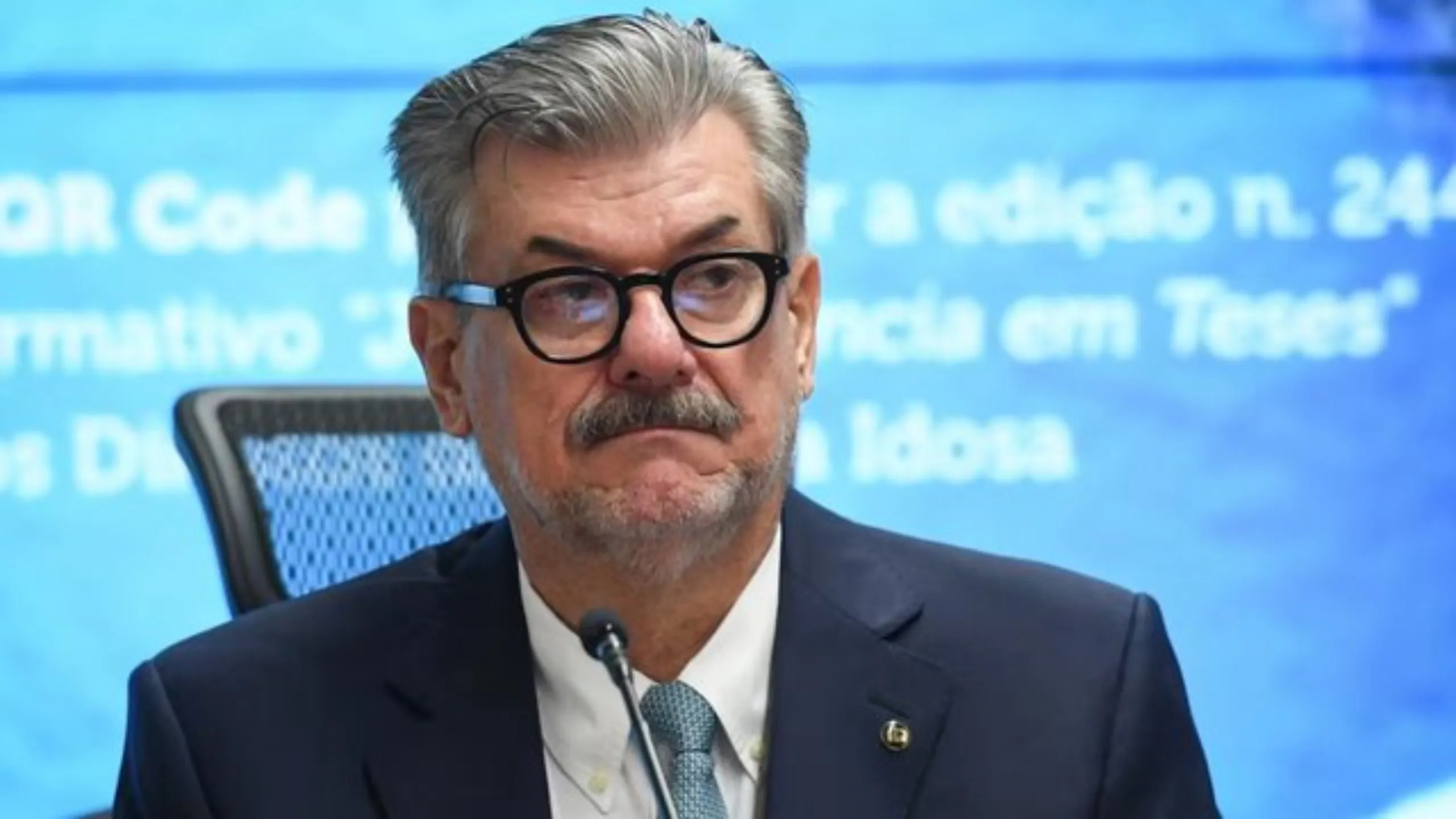 Fachada do Superior Tribunal de Justiça com sobreposição de texto sobre o pedido da AGU ao STF para suspensão de pagamentos e perda do cargo do ministro Marco Buzzi