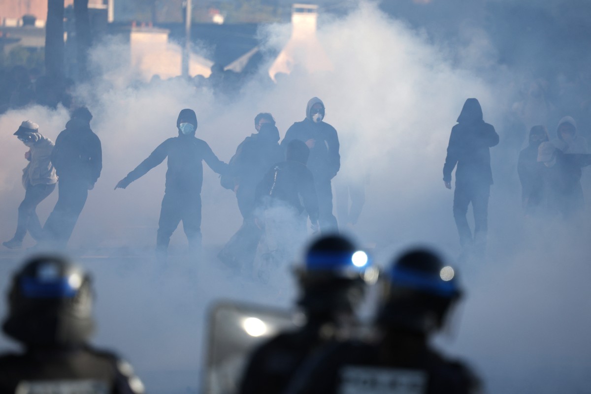 Estudantes em frente a uma escola francesa com faixas e cartazes durante protesto por melhores condições de ensino, falta de professores e infraestrutura adequada