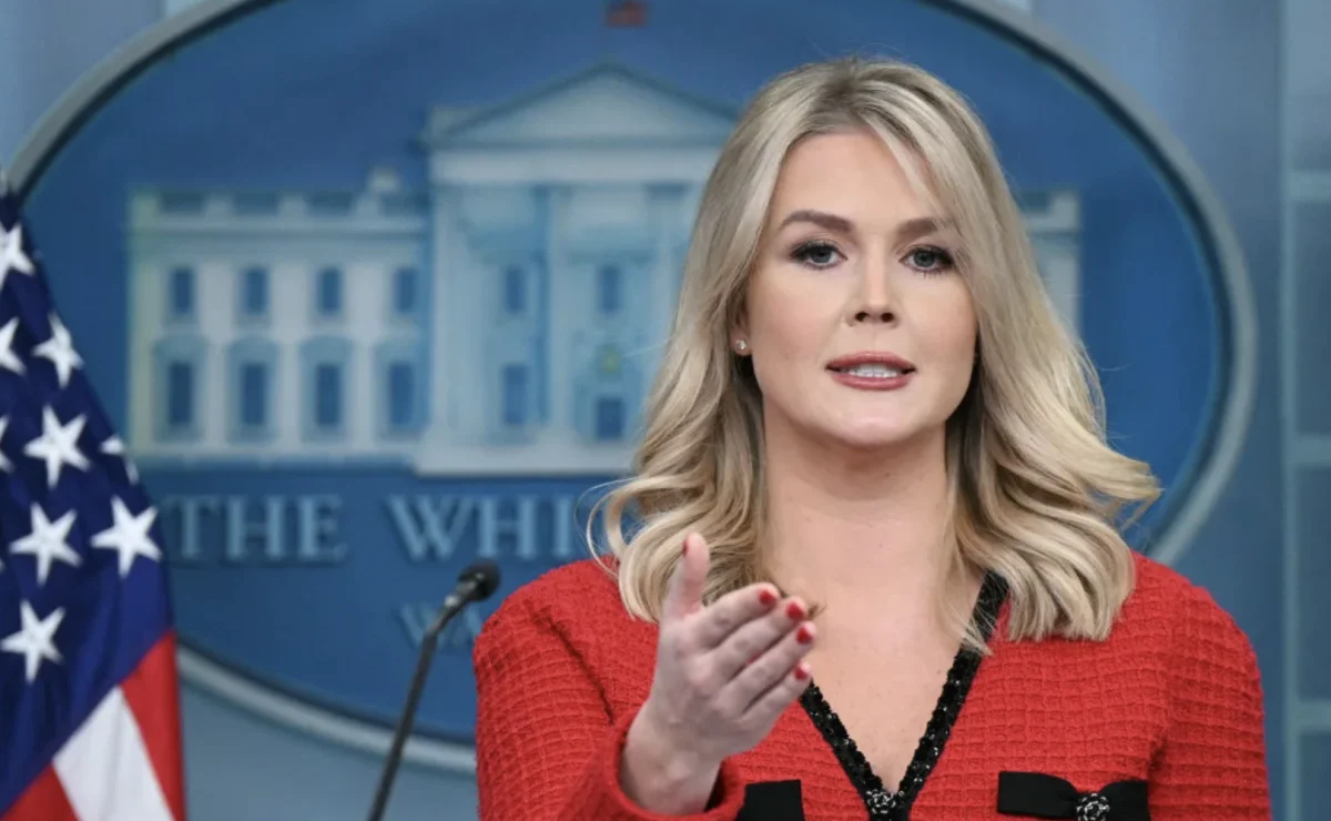 Logo da Fox News em fundo escuro, representando a contratação de ex-integrante do governo Trump como comentarista política da emissora