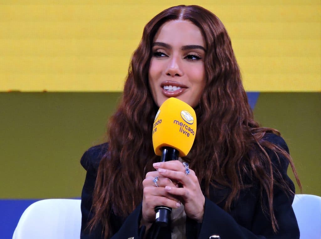 Anitta em frente a câmera durante vídeo publicado nas redes sociais criticando o impasse jurídico no TSE sobre a eleição para governador do Rio de Janeiro