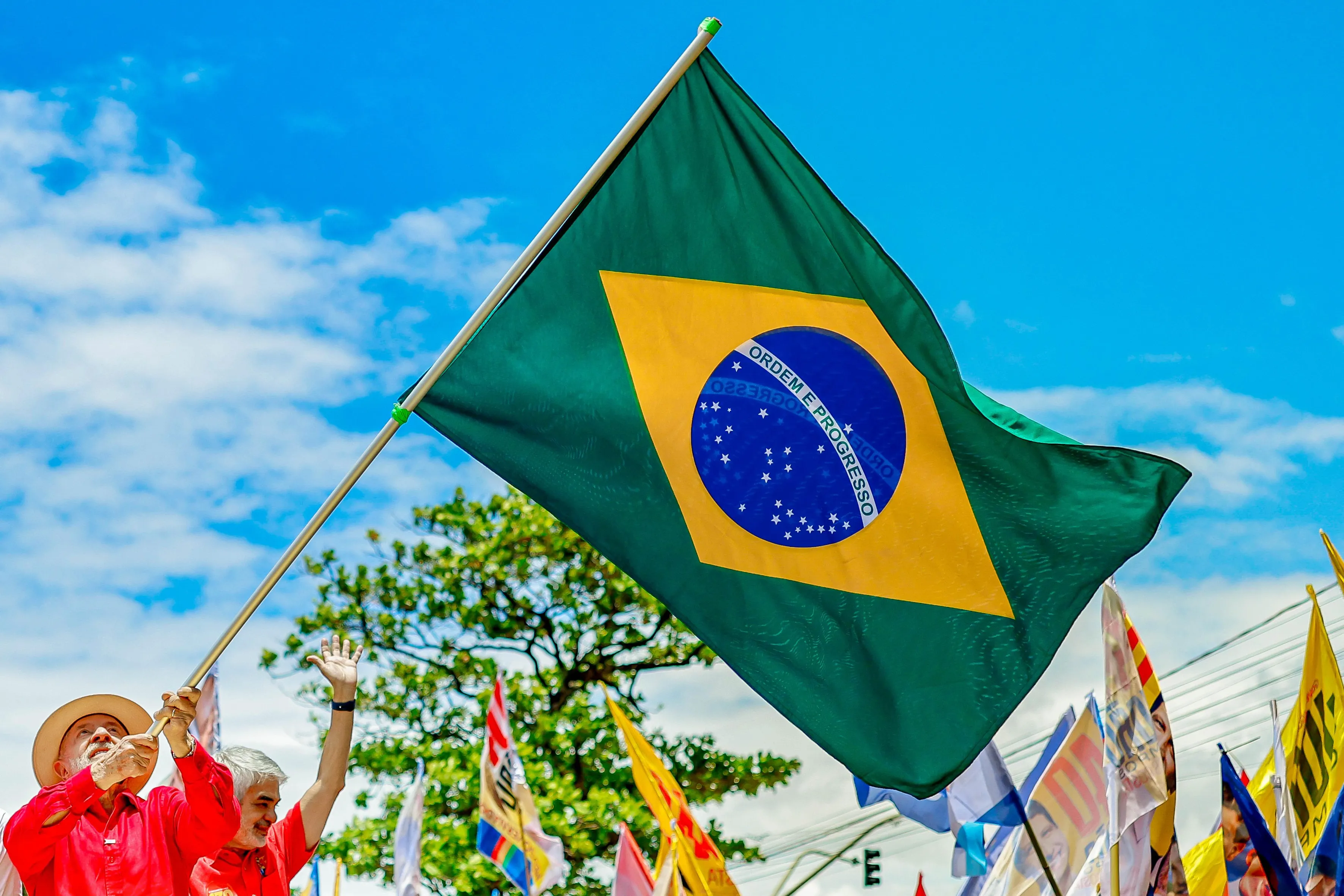 Ilustração representando urnas eleitorais com gráfico de votos mostrando diferença entre Lula e Flávio Bolsonaro no primeiro turno das eleições brasileiras