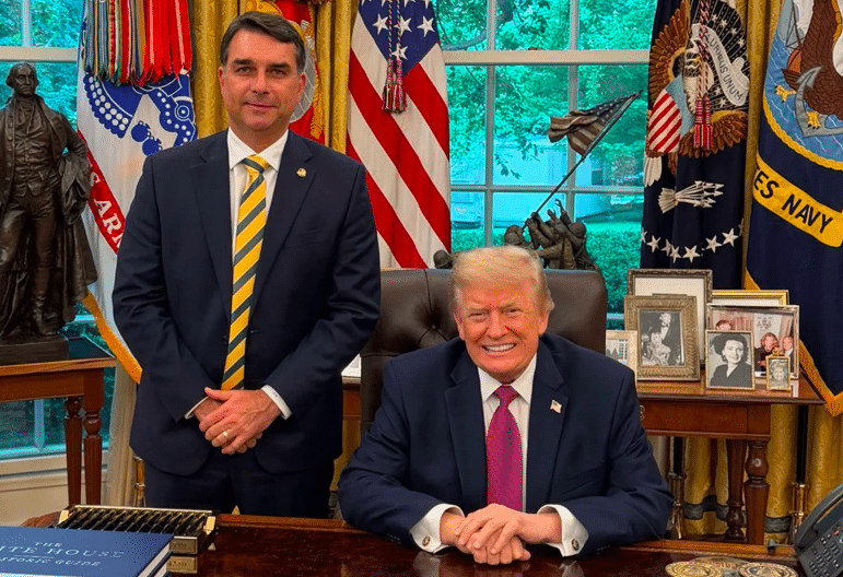 Donald Trump em frente à Casa Branca falando a jornalistas sobre o primeiro turno das eleições presidenciais brasileiras, gesticulando ao microfone
