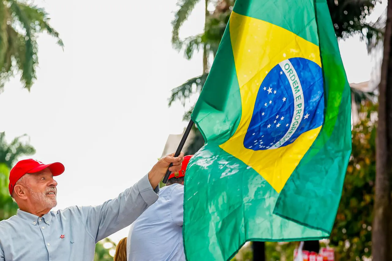 Ilustração conceitual representando o contraste entre poder econômico concentrado e a pobreza estrutural no Brasil, com referências simbólicas à era Vargas e ao legado da escravidão