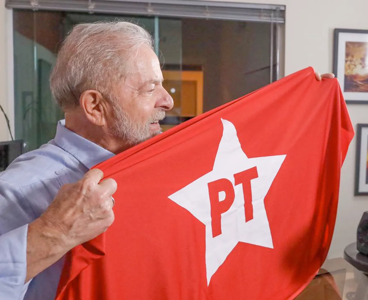 Ilustração representando uma carta aberta com o símbolo do PT ao fundo, simbolizando apelo político de eleitor ao presidente Lula e ao partido