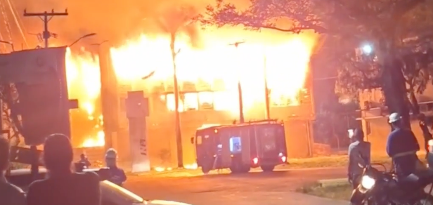 Fachada de prédio universitário com marcas de incêndio, representando o sinistro ocorrido na Universidade Federal de Pernambuco no Recife