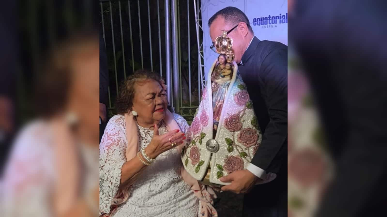 Cantora Dona Onete, 87 anos, se apresenta no show Bendito Encontro durante as festividades do Círio de Nazaré em Belém, com expressão emocionada ao microfone