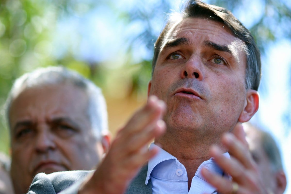Flávio Bolsonaro durante live ao vivo ameaçando o ministro Alexandre de Moraes e anunciando pedido de impeachment no Senado