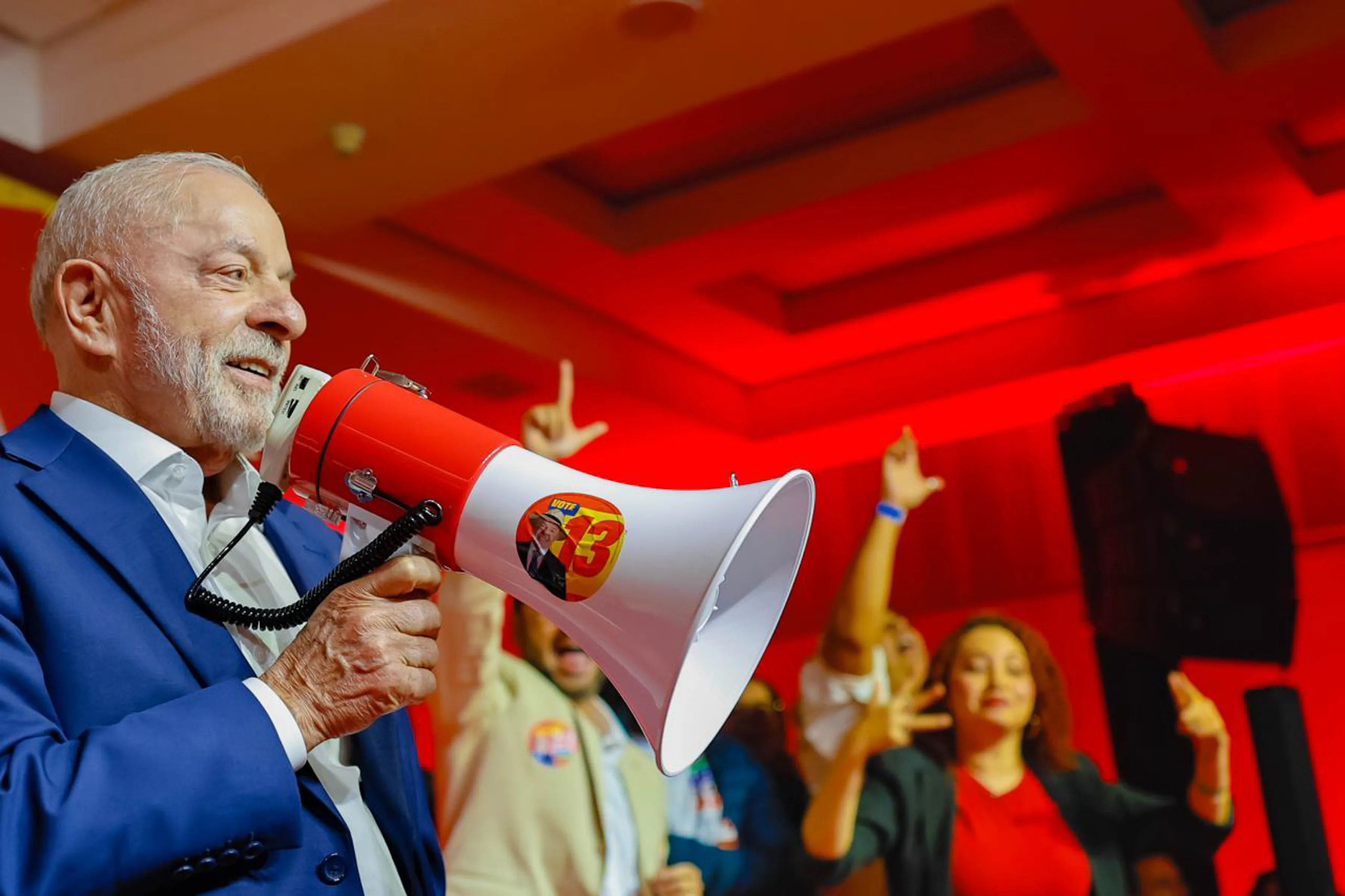 Manifestantes reunidos no Centro de São Paulo em ato de apoio à candidatura de Lula no segundo turno das eleições presidenciais de 2022, nas proximidades da Rua Maria Antônia e da Praça Roosevelt