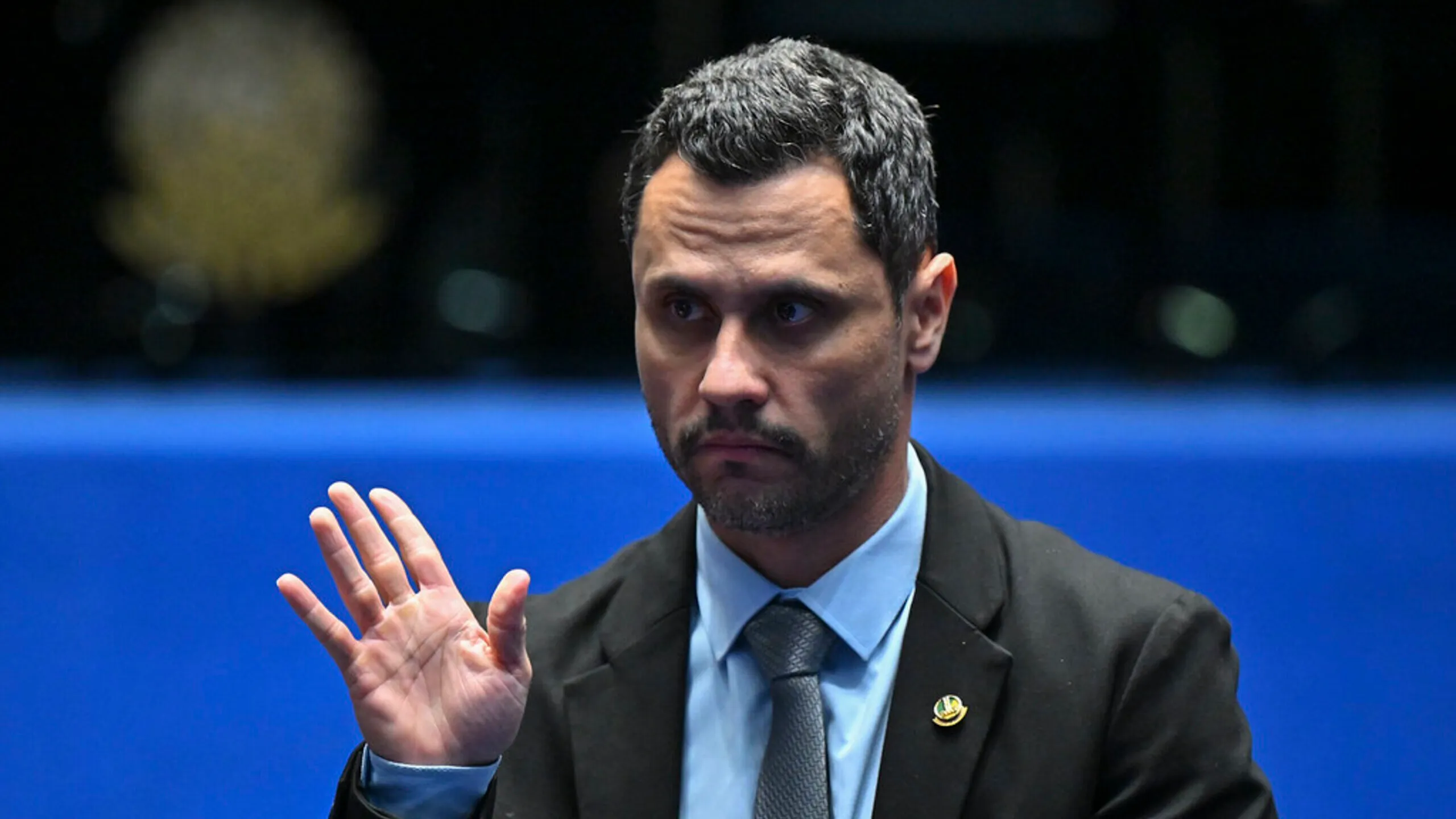 Senador Cleitinho Azevedo, governador eleito de Minas Gerais, ao lado de correligionários do PL em evento de campanha eleitoral