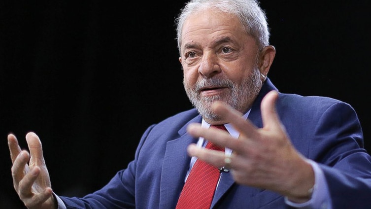 Ilustração representando o presidente Lula diante de gráficos de aprovação e reprovação, simbolizando o desafio eleitoral para 2026 com base em dados do Datafolha