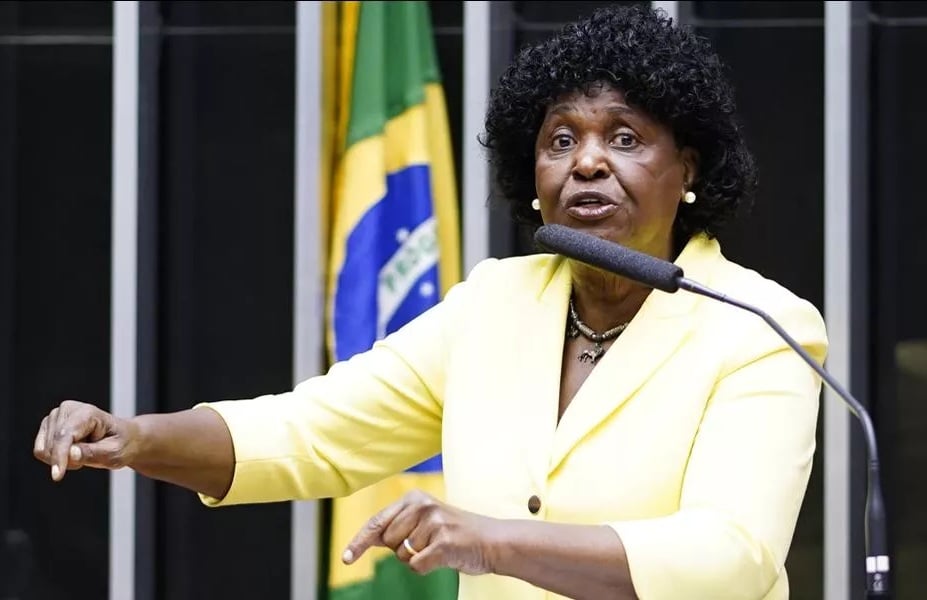 Deputadas Benedita da Silva e Renata Souza em manifestação no Centro do Rio de Janeiro, onde foram alvo de ataque com sacos de água arremessados de prédios