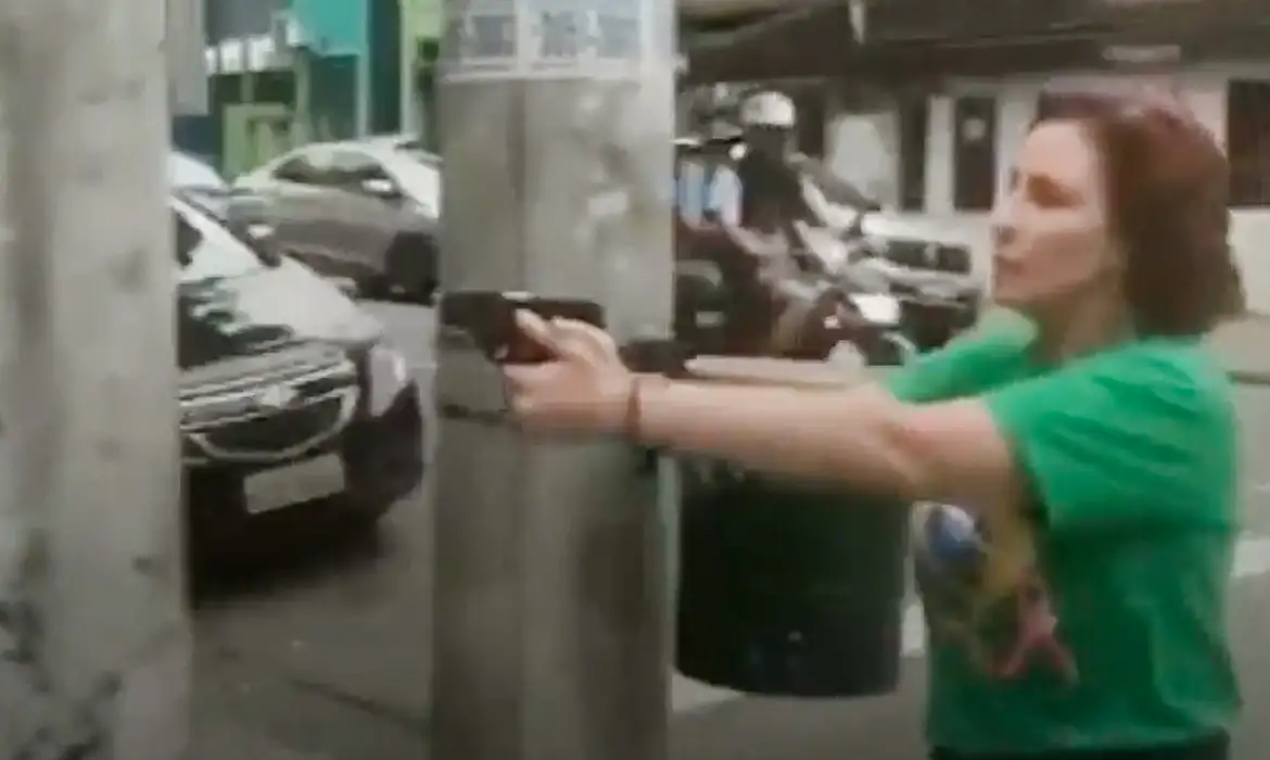 Imagem representando a balança da justiça com as bandeiras do Brasil e da Itália ao fundo, simbolizando o processo de extradição de Carla Zambelli