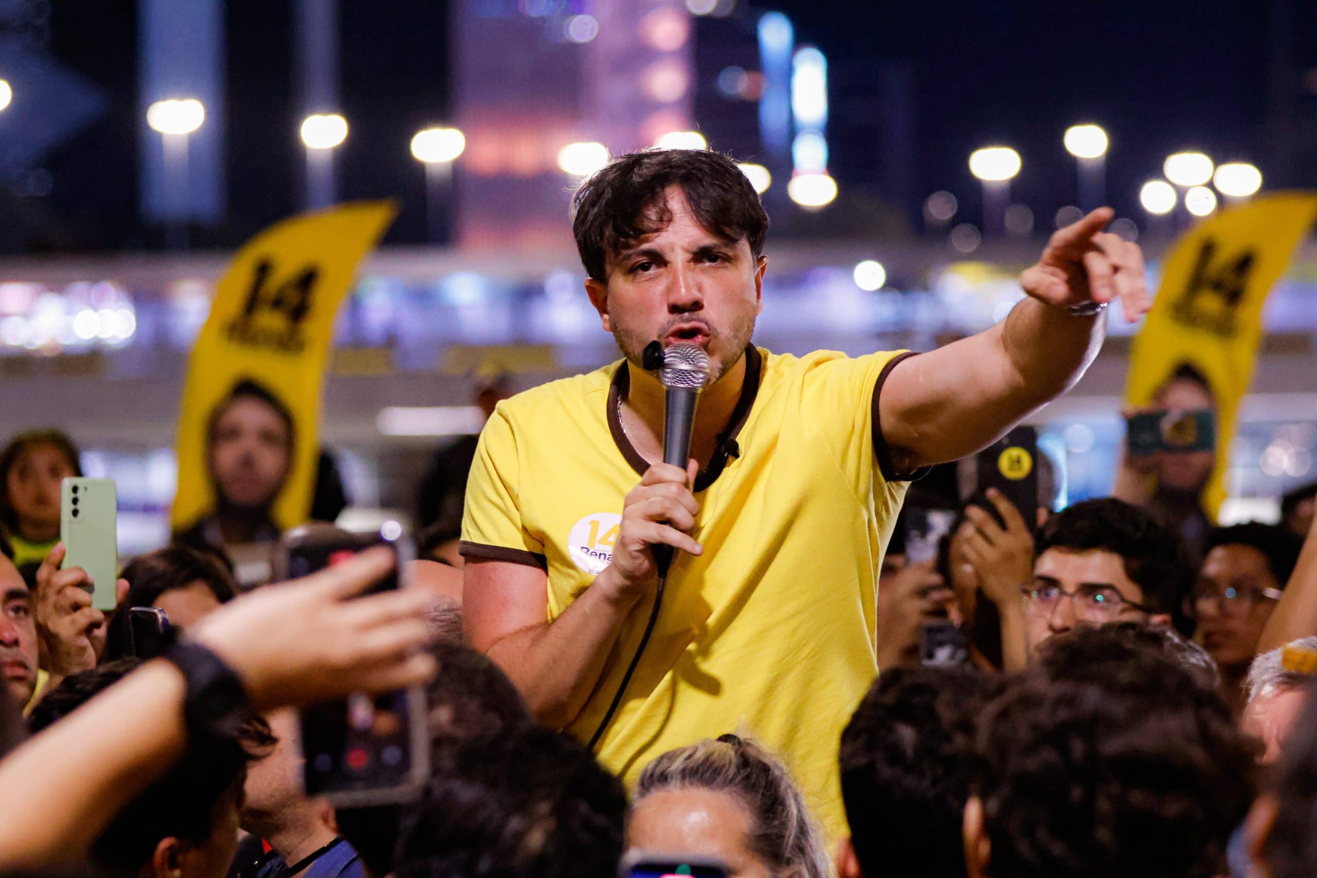 Renan Santos, presidente do partido Missão, gesticula durante live em que desautoriza apoio de filiados à candidatura de Flávio Bolsonaro no segundo turno