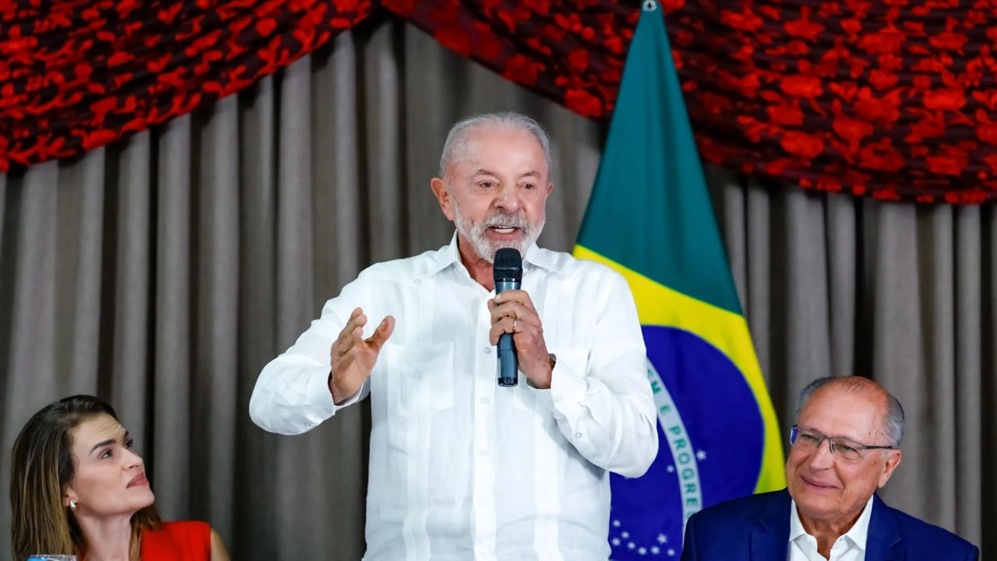 Logotipos da Meta, Instagram e Facebook sobrepostos a símbolos da Justiça Eleitoral brasileira, representando a denúncia de interferência digital no processo eleitoral