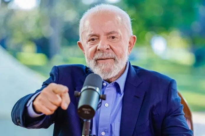 Gráfico de pesquisa eleitoral mostrando Lula com 44,2% e Flávio Bolsonaro com 42,7% em simulação de segundo turno, segundo o instituto Vox Brasil