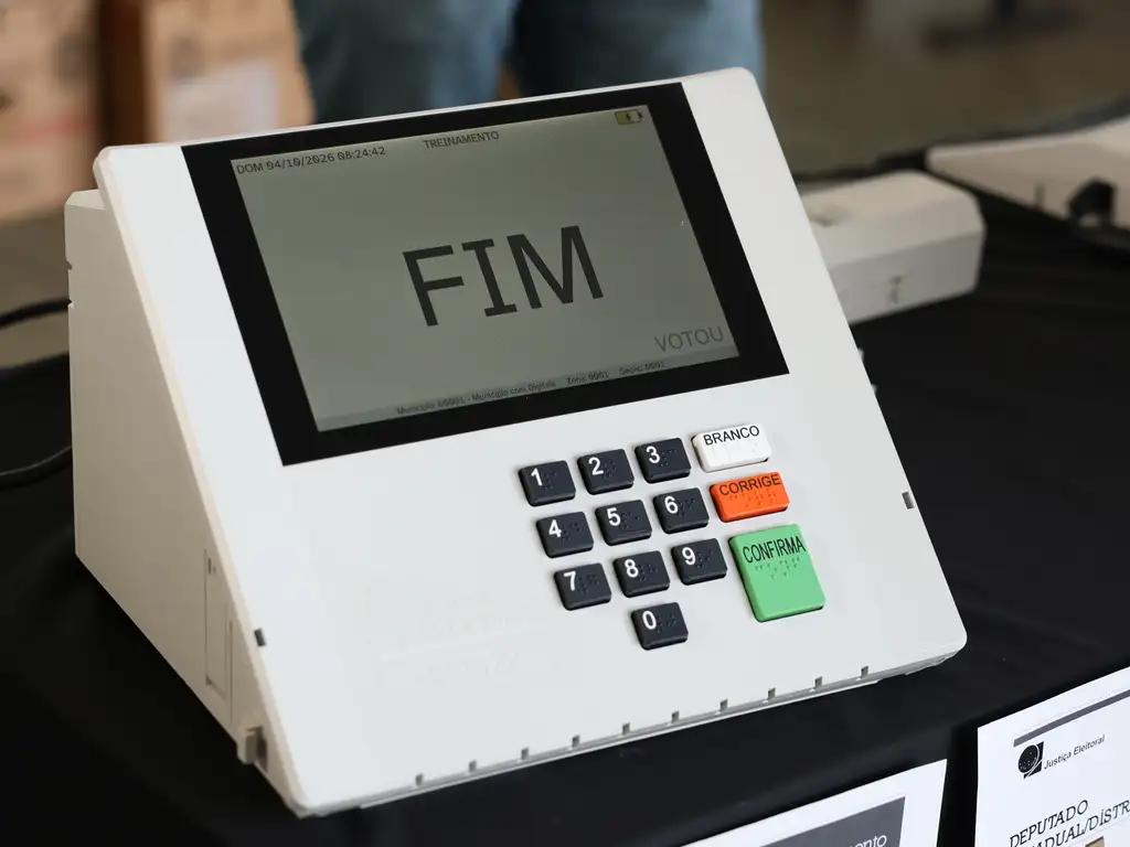 Urnas eletrônicas enfileiradas em seção eleitoral brasileira, representando o segundo turno das Eleições 2026 e as regras de imunidade previstas no Código Eleitoral