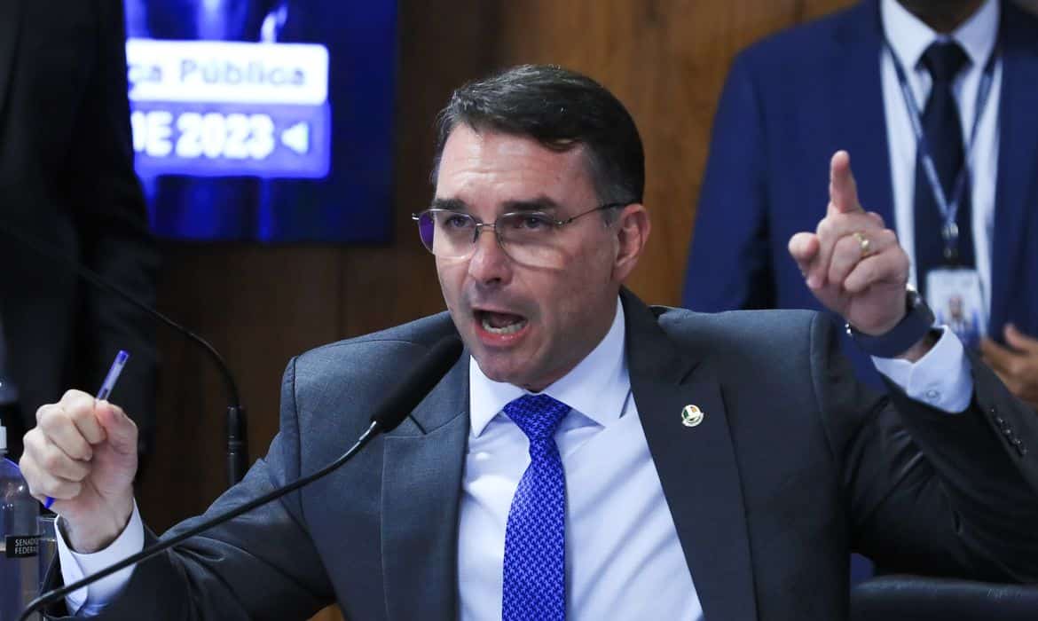 Ilustração representando a balança da justiça eleitoral ao fundo do plenário do TSE, simbolizando a ação judicial movida por Flávio Bolsonaro contra Lula e Alckmin