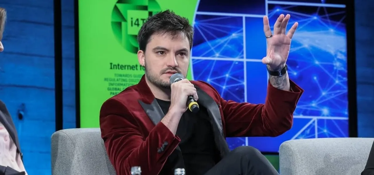 Felipe Neto em frente a câmera gravando vídeo de denúncia sobre reportagem da revista Veja envolvendo Daniel Vorcaro e Flávio Bolsonaro