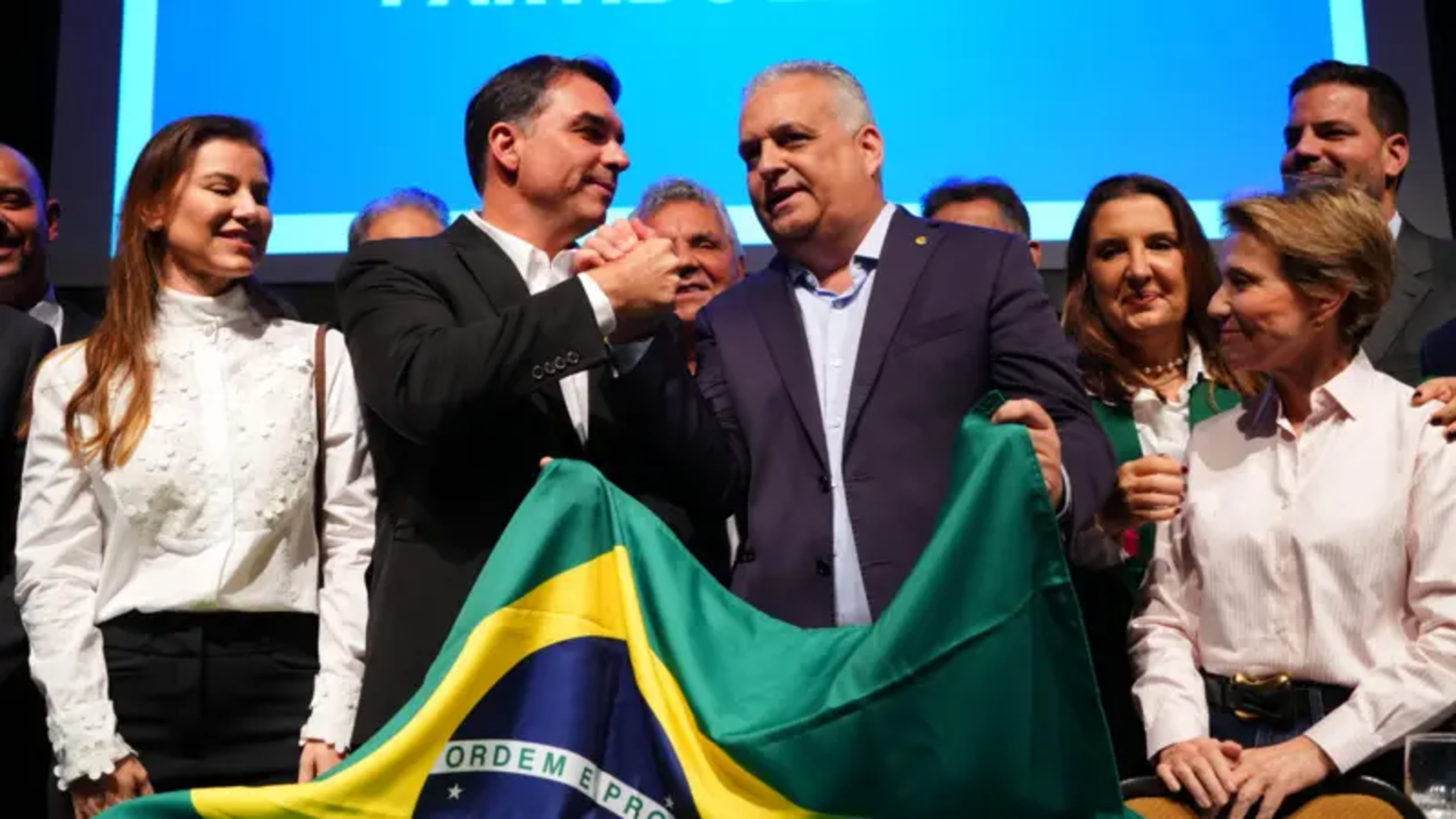 Logotipo do Tribunal Superior Eleitoral (TSE) ao fundo, com destaque para ícone do Instagram e imagem representativa da chapa de Flávio Bolsonaro, simbolizando a ordem judicial de remoção de conteúdo eleitoral