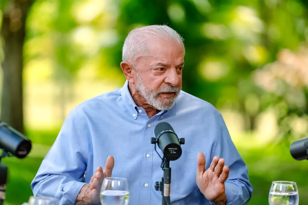 Presidente Lula em pronunciamento a jornalistas criticando decisão do ministro Kassio Nunes Marques, do TSE, que suspendeu canal do WhatsApp ligado à sua campanha