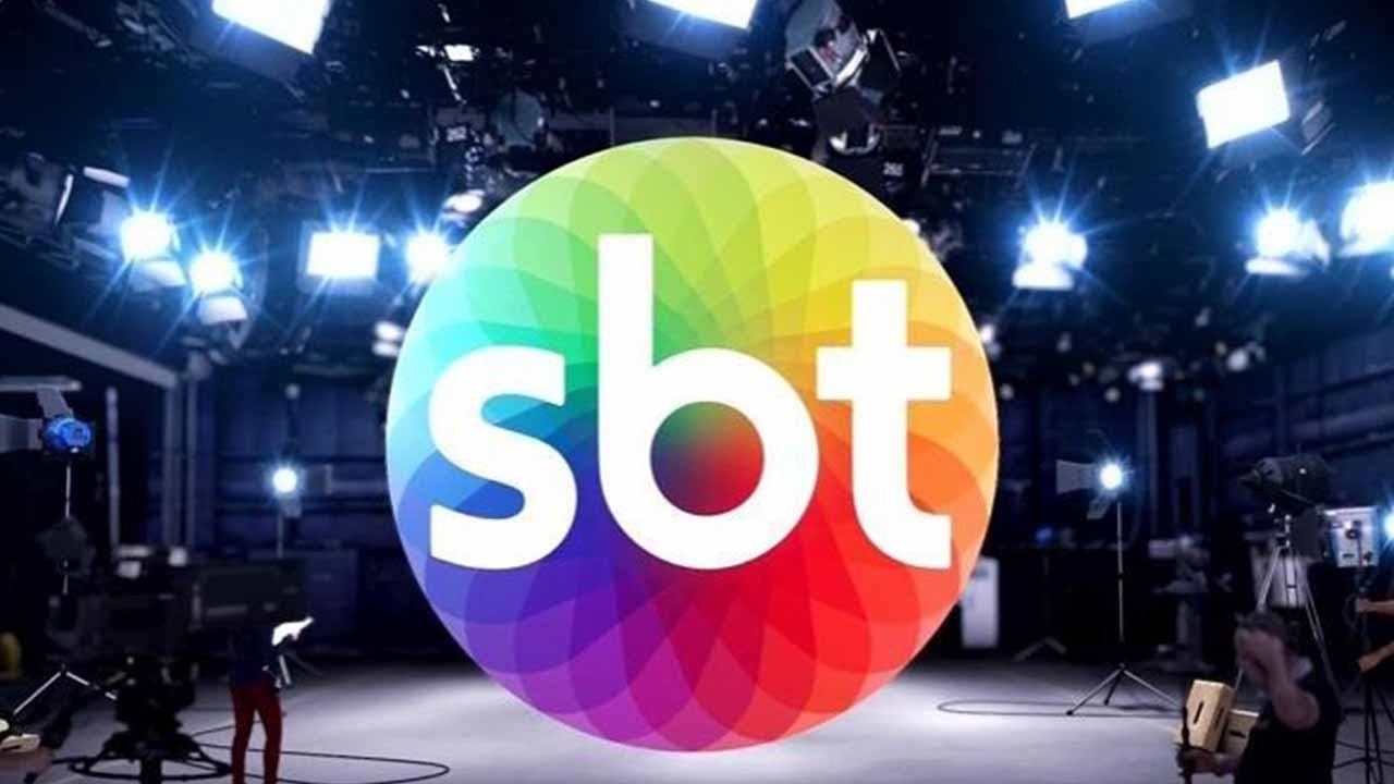 Logo do SBT ao lado do símbolo do TSE, representando a polêmica sobre a propaganda eleitoral exibida sem áudio e a responsabilização indevida da EBC pela emissora privada