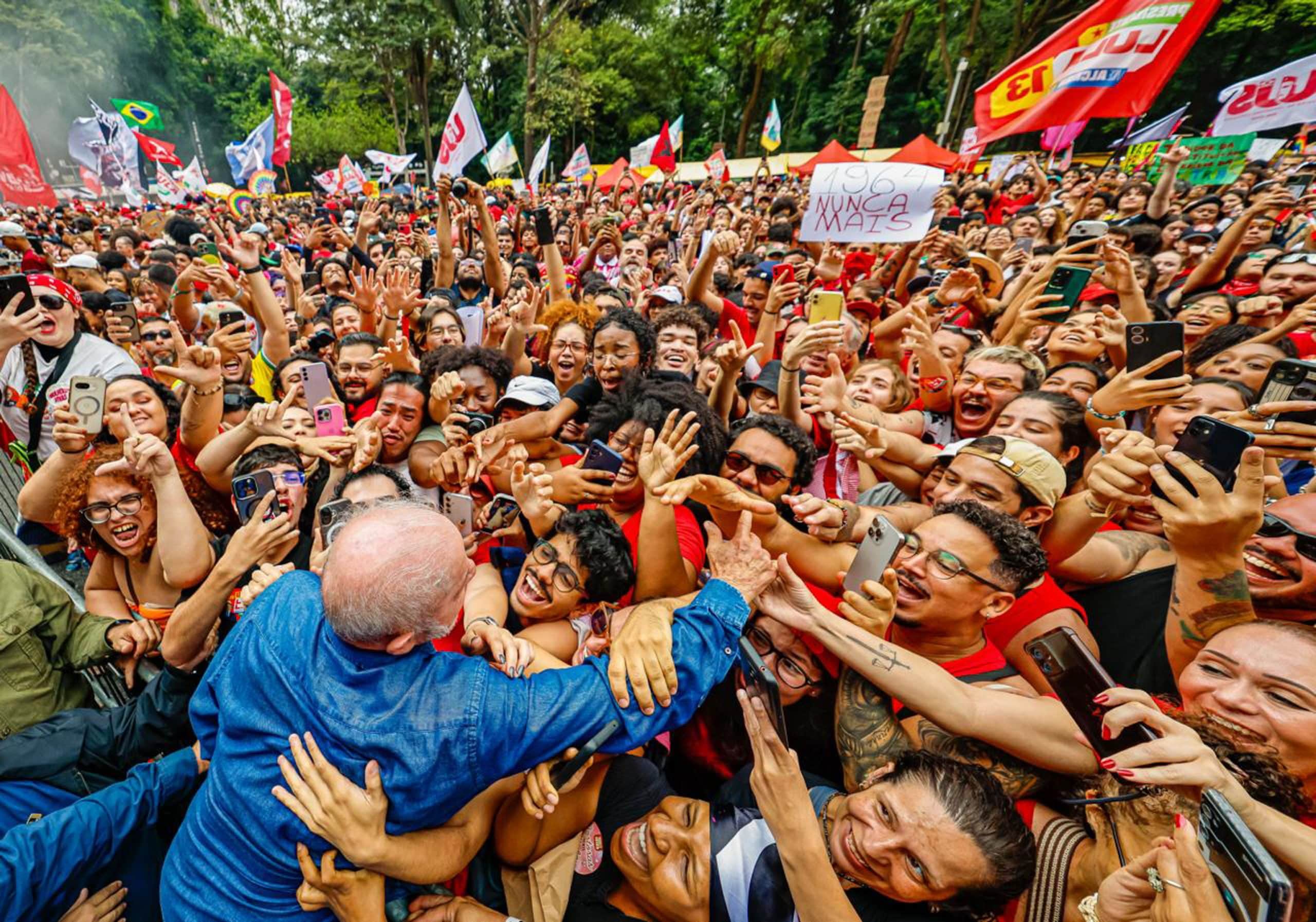 Gráfico ilustrativo de pesquisa eleitoral mostrando intenções de voto de Lula e Flávio Bolsonaro segmentadas por gênero, com Lula liderando entre mulheres e Flávio entre homens