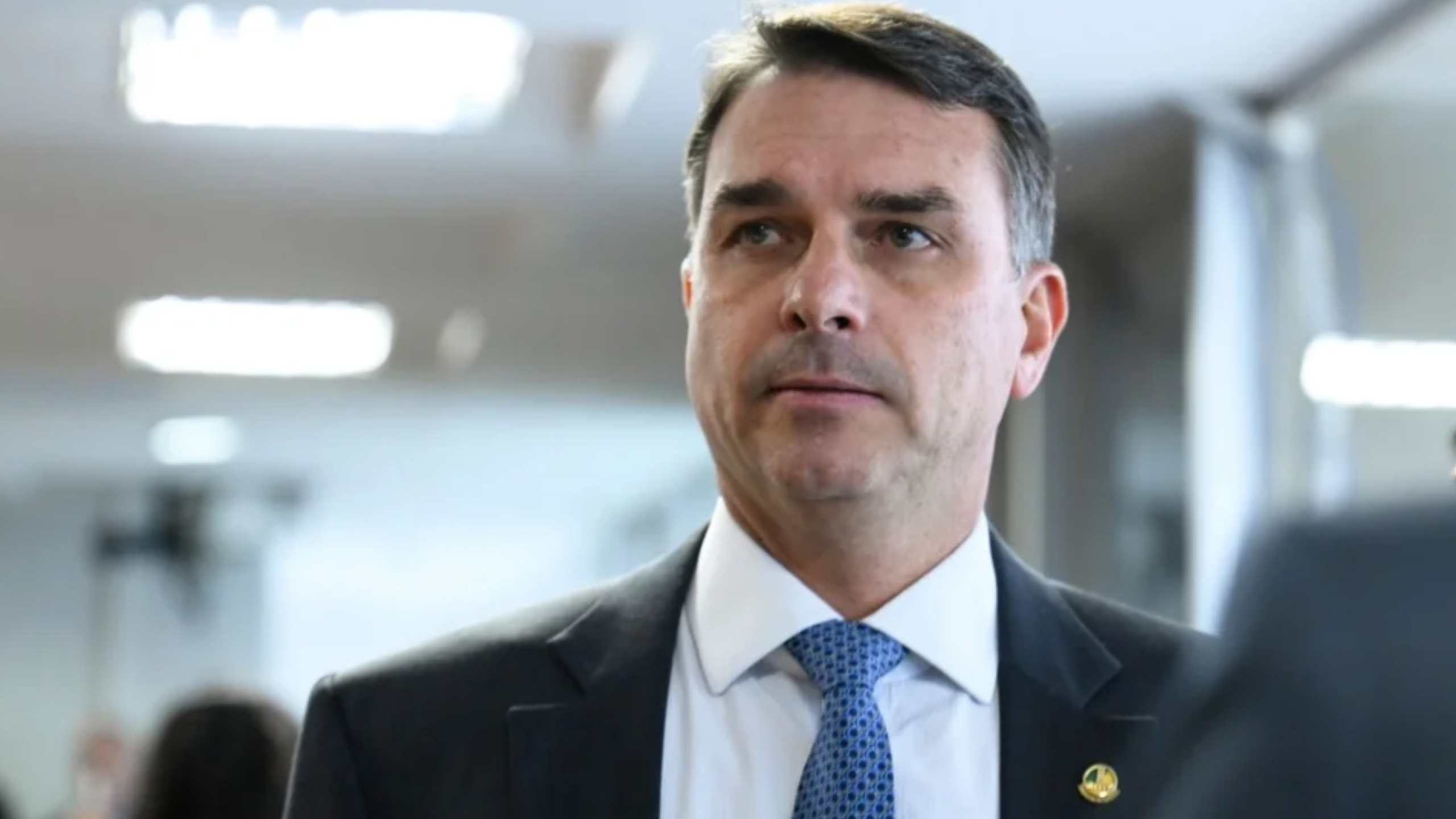 Fachada de universidade federal brasileira com estudantes em frente ao campus, representando o debate sobre a proposta de Flávio Bolsonaro de transferir universidades do MEC para o MCTI