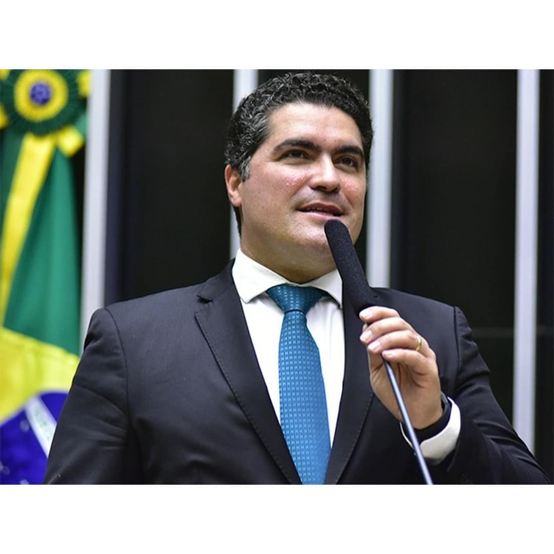 Ilustração representando apuração eleitoral em Minas Gerais com destaque para a reeleição de Newton Cardoso Jr. pelo MDB à Câmara Federal